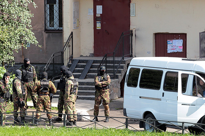 Бойцы СОБРа у дома на Ленинском проспекте, где проходит спецоперация ФСБ по задержанию участников незаконных вооруженных формирований (НВФ) с Северного Кавказа