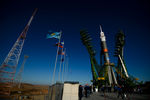 Установка ракеты-носителя «Союз-ФГ» с транспортным пилотируемым кораблем «Союз МС-02» в пусковую установку на стартовой площадке космодрома Байконур