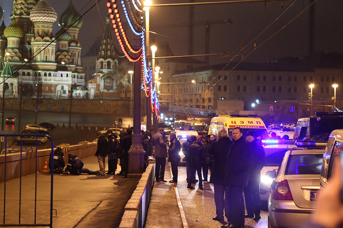 Место убийства Бориса Немцова на Большом Москворецком мосту в центре Москвы, 28 февраля 2015 года