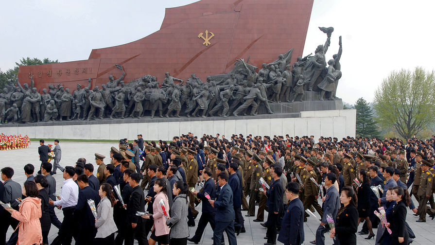 Люди около памятника социалистической революции в Пхеньяне. Фотография опубликована агентством ЦТАК 25 апреля 2017 года, в день 85-летней годовщины основания Корейской народной армии