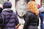 Портрет Олега Табакова около входа в МХТ имени Чехова во время церемонии прощания с артистом, 15 марта 2018 года