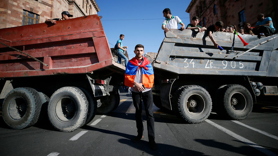 Сторонники лидера оппозиции в&nbsp;Армении Никола Пашиняна на&nbsp;улицах Еревана, 2 мая 2018 года