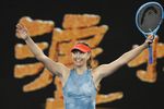 Мария Шарапова в матче Australian Open против Каролин Возняцки