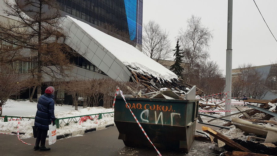 Последствия обрушения навеса над входом в здание Института «Гидропроект» на Волоколамском шоссе, 1 февраля 2019 года 