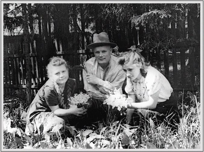 Маршал Советского Союза Филипп Голиков с&nbsp;дочерью и ее подругой на&nbsp;даче, начало 1940-х годов