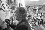 Итальянский писатель Джанни Родари во время посещения детского театра драмы и поэзии «Луч» городского Дворца пионеров и школьников в Ярославле, 1979 год