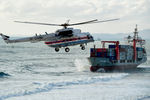 Вертолет Ми-8 МЧС России со спасателями на борту во время эвакуации экипажа контейнеровоза Rise Shine, 9 ноября 2021 года