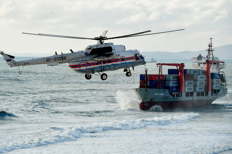 Вертолет Ми-8&nbsp;МЧС России со спасателями на&nbsp;борту во время эвакуации экипажа контейнеровоза Rise Shine, 9&nbsp;ноября 2021&nbsp;года