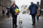 Люди приносят цветы к Холирудскому дворцу после сообщения о смерти Елизаветы II, Эдинбург, 8 сентября 2022 года
