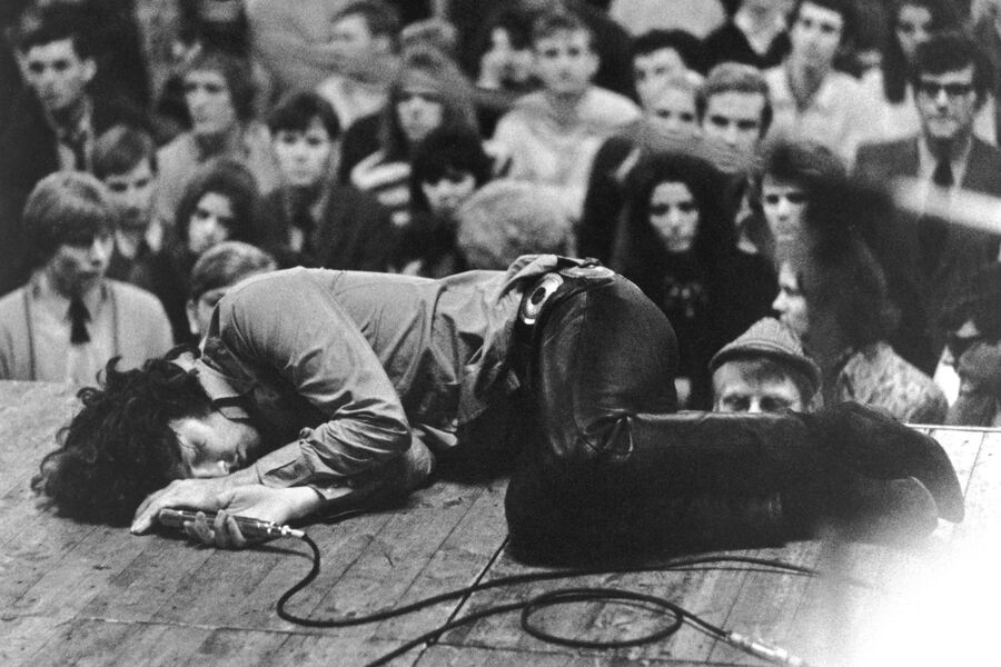 Джим Моррисон без сознания на сцене в Амстердаме, 1968 год