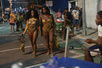 Танцовщицы перед репетицией карнавального парада в Рио-де-Жанейро, Бразилия, 15 января 2024 год