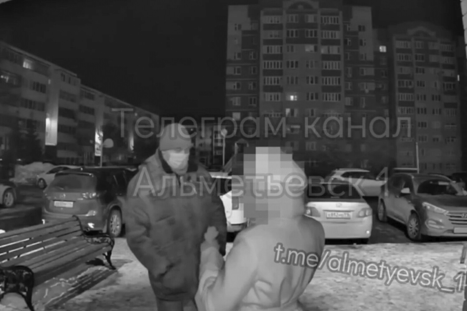 В Альметьевске мужчина в медицинской маске домогался девушки и требовал у  нее деньги - Газета.Ru | Новости