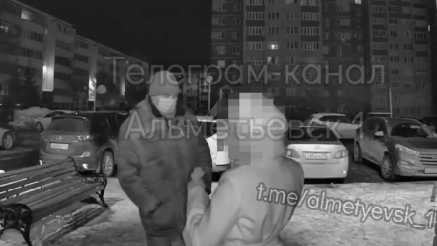 В Альметьевске мужчина в медицинской маске домогался девушки и требовал у нее деньги