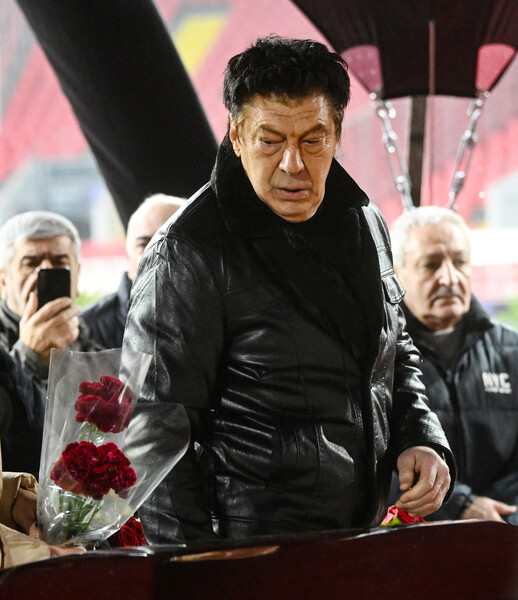 Экс-вратарь сборной СССР и &laquo;Спартака&raquo; Ринат Дасаев на&nbsp;церемонии прощания с&nbsp;олимпийским чемпионом 1956&nbsp;года в&nbsp;составе сборной СССР по&nbsp;футболу Никитой Симоняном на&nbsp;стадионе &laquo;Лукойл Арена&raquo; в&nbsp;Москве, 27&nbsp;ноября 2025&nbsp;года