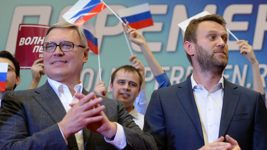 Председатель партии РПР-ПАРНАС Михаил Касьянов и оппозиционер Алексей Навальный