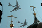 Турбовинтовые стратегические бомбардировщики-ракетоносцы Ту-95 пролетают над Покровским Собором во время Парада в честь 65-й годовщины Победы в Великой Отечественной войне, 9 мая 2010