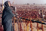 Индира Ганди выступает с речью о начале своей избирательной кампании, Нью-Дели, 1977