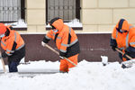 Сотрудники коммунальной службы убирают снег на Красноказарменной улице в Москве, 13 февраля 2021 года