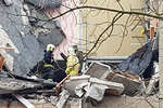 Спасатели работают на месте взрыва бытового газа в жилом доме в Ступино, 11 апреля 2022 года