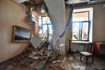 Разрушенный зал в Мариупольском художественном музее имени А. И. Куинджи. На стене – копия картины художника Архипа Куинджи «Осенняя распутица», 28 апреля 2022 года