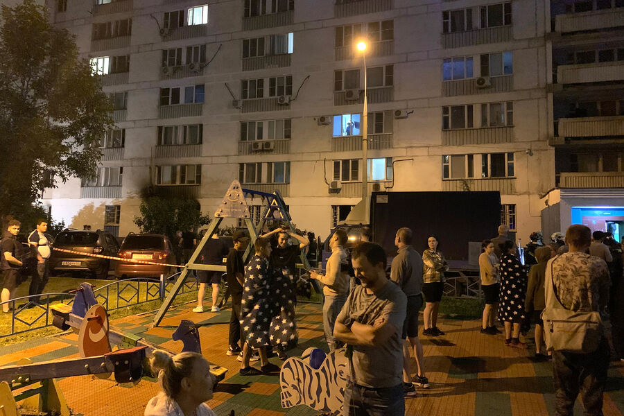Эвакуированные жители многоквартирного жилого дома на&nbsp;Алма-Атинской улице, 29&nbsp;июля 2022&nbsp;года 