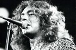Роберт Плант во время концерта Led Zeppelin, 1970 год