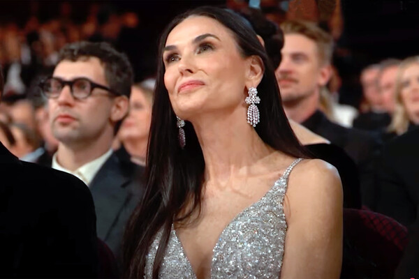 Дәл қазір кім әйелінің іш киімінде мастурбация жасап жатыр?