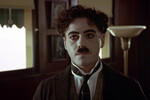 <b>«Чаплин» (1992)</b>
<br><br>
Выдающаяся роль Дауни-младшего в «Чаплине», где он воплотил образ великого артиста, сыграла с ним злую шутку. Роберт получил огромную порцию заслуженной славы, сыскал любовь критиков, впервые попал на «Оскар» — и это вскружило ему голову. В результате Дауни-младший обзавелся тяжелой наркотической зависимостью и едва не потерял вообще все. Если говорить о самом фильме, то он стал экранизацией мемуаров Чарли Чаплина «Моя биография», а одну из ролей в проекте — матери комика — сыграла настоящая дочь звезды «Огней большого города».
