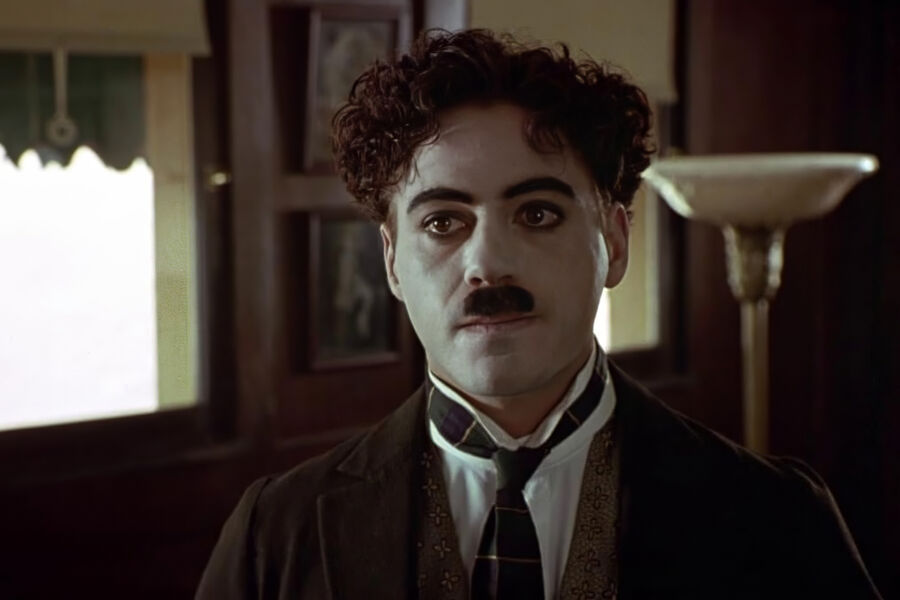 <b>«Чаплин» (1992)</b>
<br><br>
Выдающаяся роль Дауни-младшего в&nbsp;&laquo;Чаплине&raquo;, где он воплотил образ великого артиста, сыграла с&nbsp;ним злую шутку. Роберт получил огромную порцию заслуженной славы, сыскал любовь критиков, впервые попал на&nbsp;&laquo;Оскар&raquo; &mdash; и это вскружило ему голову. В&nbsp;результате Дауни-младший обзавелся тяжелой наркотической зависимостью и едва не потерял вообще все. Если говорить о&nbsp;самом фильме, то он стал экранизацией мемуаров Чарли Чаплина «Моя биография», а одну из&nbsp;ролей в&nbsp;проекте &mdash; матери комика &mdash; сыграла настоящая дочь звезды &laquo;Огней большого города&raquo;.
