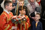 Прихожане во время пасхального богослужения в Спасо-Преображенском кафедральном соборе во Владивостоке, 18 апреля 2025 года