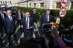 Заместитель министра иностранных дел РФ Михаил Галузин, помощник президента РФ Владимир Мединский и начальник Главного разведывательного управления Генерального штаба Вооруженных Сил РФ - заместитель начальника Генерального штаба Вооруженных Сил РФ Игорь Костюков (слева направо) общаются с журналистами после прямых переговоров между делегациями России и Украины возле дворца Чираган в Стамбуле, 2 июня 2025 года