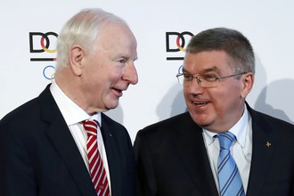 Патрик Хики (слева) и президент МОК Томас Бах незадолго до Олимпиады в хорошем настроении во Франкфурте