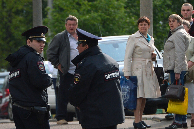 Сотрудники полиции у жилого дома, где сотрудники ФСБ РФ задержали членов террористической группы, входящей в запрещенную в России организацию «Исламское государство»