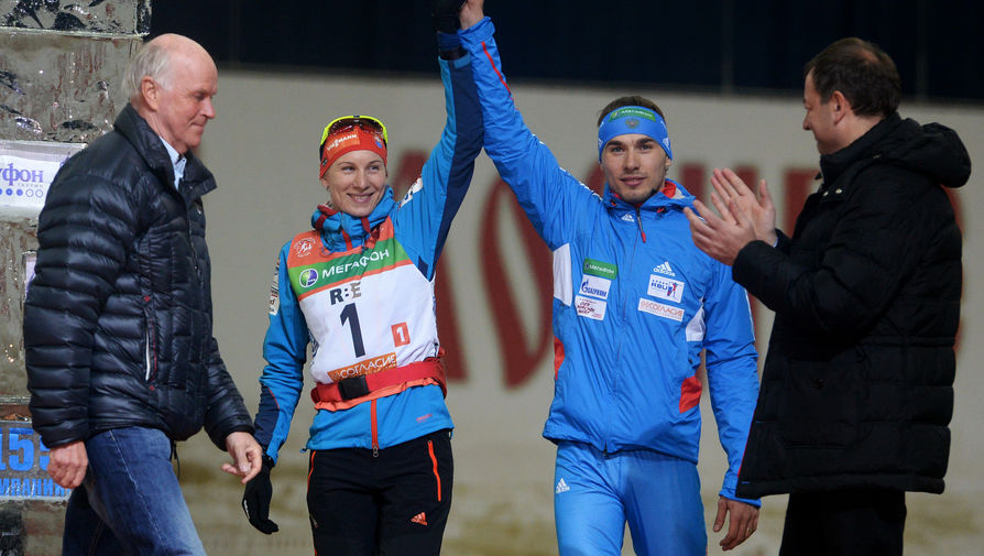 Президент IBU Андерс Бессеберг (слева) словацкая спортсменка Анастасия Кузьмина и ее брат Антон Шипулин.