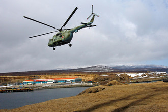 Военный вертолет Ми-8 на острове Итуруп в Сахалинской области, 2007 год