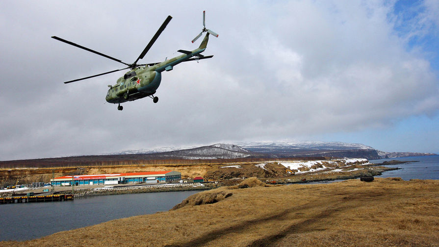 Военный вертолет Ми-8 на острове Итуруп в Сахалинской области, 2007 год