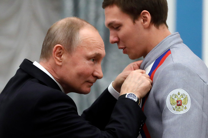 Владимир Путин и серебряный призер по фигурному катанию Дмитрий Соловьев, награжденный орденом «За заслуги перед Отечеством I степени» на церемонии вручения государственных наград победителям и призерам XXIII зимних Олимпийских игр в Пхенчхане, 28 февраля 2018 года