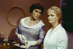 Актрисы Нонна Мордюкова и Нина Гребешкова в сцене из фильма «Бриллиантовая рука» (1968)
