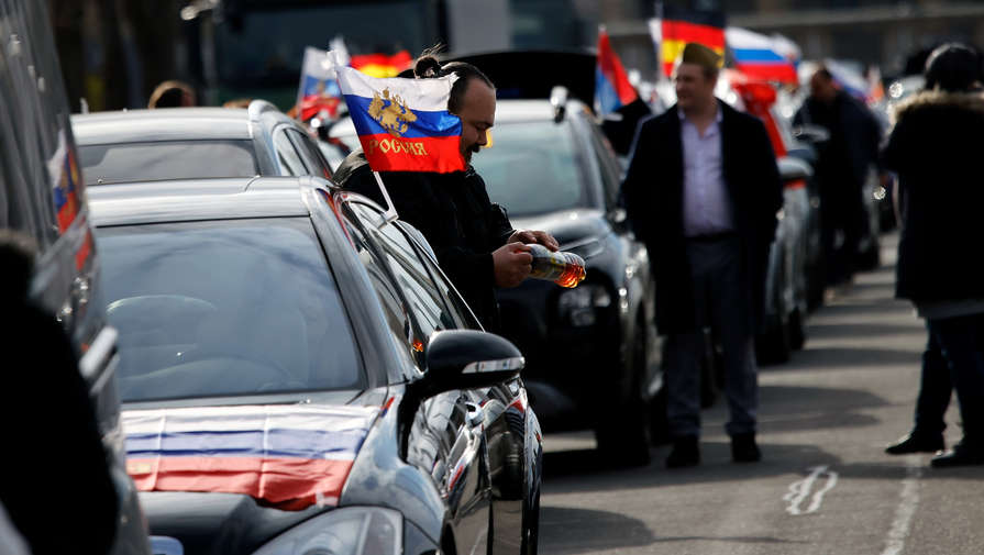 Жители Берлина провели автопробег против дискриминации россиян