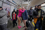 Участники возобновленной после пандемии акции «В метро без штанов» в лондонской подземке, 8 января 2023 года