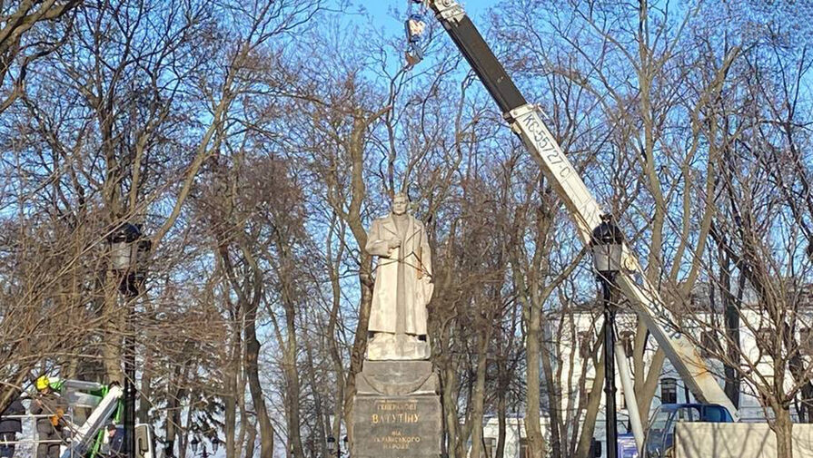 Памятник генералу Ватутину демонтировали в Киеве
