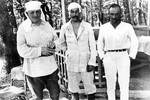 Иосиф Сталин (в центре) и А.И. Микоян (справа) на отдыхе, 1920-е годы