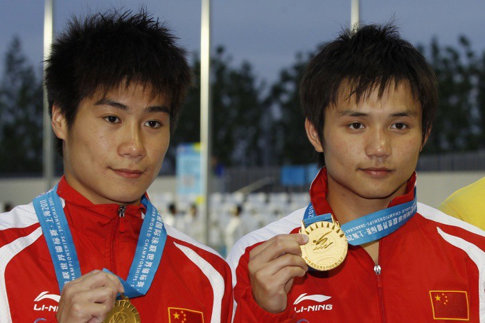 Чемпионы мира в&nbsp;синхронных прыжках в&nbsp;воду с&nbsp;вышки китайцы Цю Бо (слева) и Хуо Лян