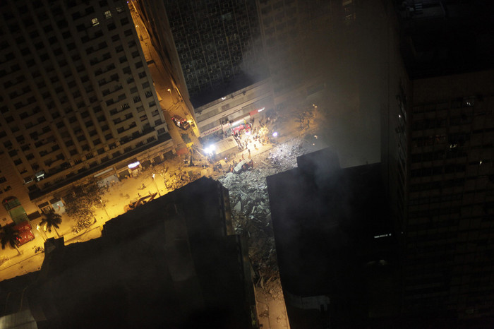 В&nbsp;центре Рио-де-Жанейро обрушились два высотных офисных здания 10&nbsp;и 20&nbsp;этажей