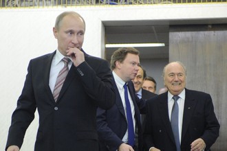 Владимир Путин и Йозеф Блаттер (справа) в январе 2012 года на встрече с болельщиками в Санкт-Петербурге
