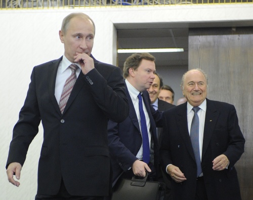 Владимир Путин и Йозеф Блаттер (справа) в январе 2012 года на встрече с болельщиками в Санкт-Петербурге