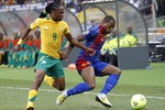 Полузащитник сборной ЮАР Сифиве Тшабалала забил первый гол ЧМ-2010. На КАН-2013 у него это не получилось