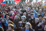 Участники митинга в поддержку России на центральной площади Евпатории