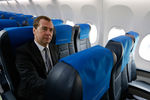 Дмитрий Медведев в салоне самолета авиакомпании «Добролет» перед первым рейсом в Симферополь в аэропорту Шереметьево 