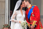 Принц Уильям целует жену на балконе Букингемского дворца после свадебной церемонии, 29 апреля 2011 года